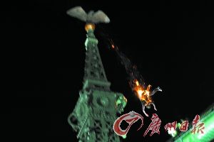 2010年5月22日，一名全身着火的自杀者从布达佩斯一高塔上跳下。这张抓拍到生死一瞬间的照片获2010年度突发新闻单幅一等奖，摄影者为匈牙利MTI摄影记者彼得?拉卡托斯。