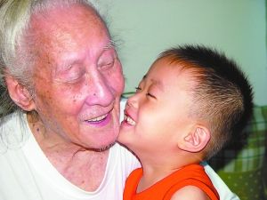 爷孙俩乐开怀。