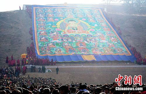 甘肃拉卜楞寺举行晒佛节 展出西方极乐世界佛