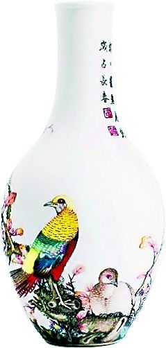 清乾隆御制珐琅彩“古月轩”题诗“锦鸡花石”图胆瓶