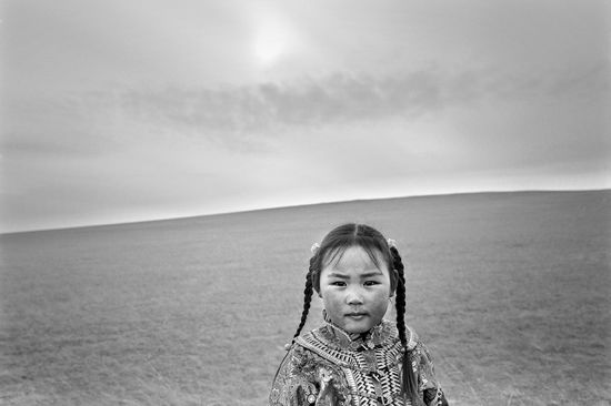 一曲黑白的蒙古长调：记摄影师阿音(图)