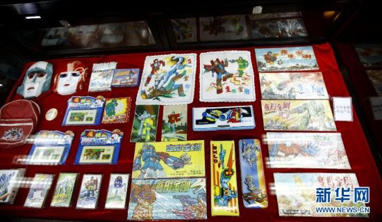 7月2日，怀旧玩具展展柜中摆放着变形金刚系列的连环画、文具等。新华社记者 方? 摄 