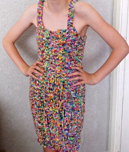 英女子用2万条橡筋编织裙装：被拍卖17万英镑