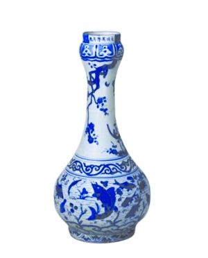 明万历青花鱼藻纹蒜头瓶，口部书写“大明万历年制”六字横款