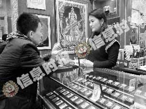 近日，广州一市民在有关专卖店挑选佛饰。