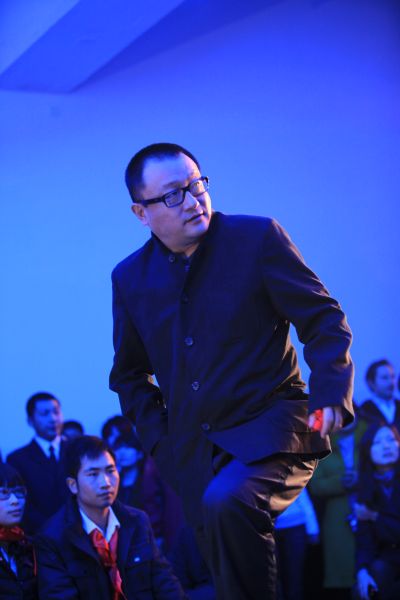 图文：导演王小帅上台为UCCA尤伦斯颁奖