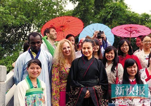 ■外国友人穿汉服逛七夕园，体验中国传统七夕节。