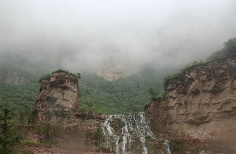 山西书画名家走进灵石红崖大峡谷描绘美景