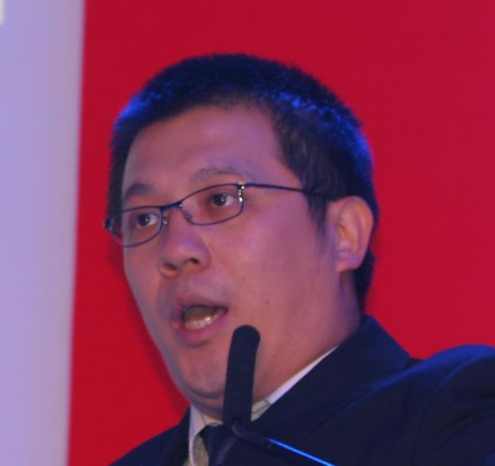 图文：保利拍卖师蓝晨在颁奖典礼上主持拍卖