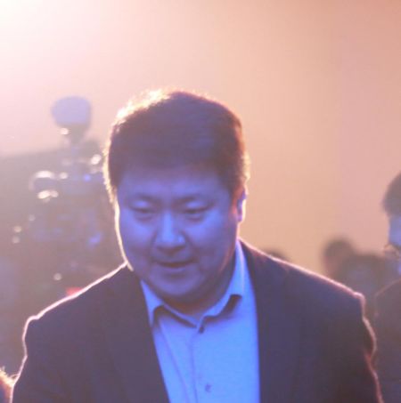 图文：博纳影业CEO于冬上台颁奖