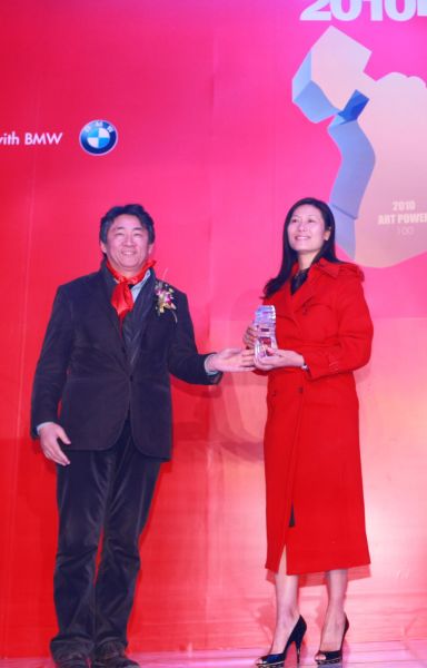 图文：央美副院长谭平为收藏家王薇颁奖