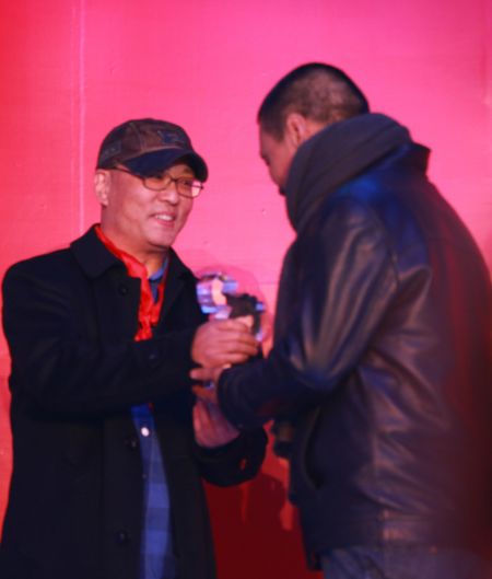 图文：当代艺术家张晓刚为获奖者颁奖