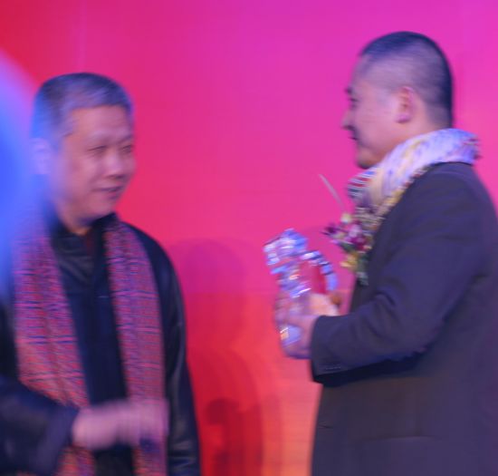 图文：收藏家马未都为艺术家曾梵志颁奖
