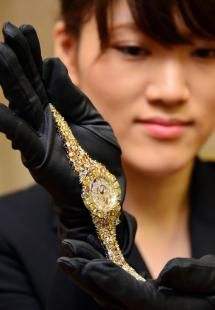 奢华钻表镶225枚钻石：重39克拉开价4亿日元