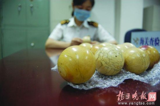 申报品名为人造宝石台球的物品竟是象牙制品