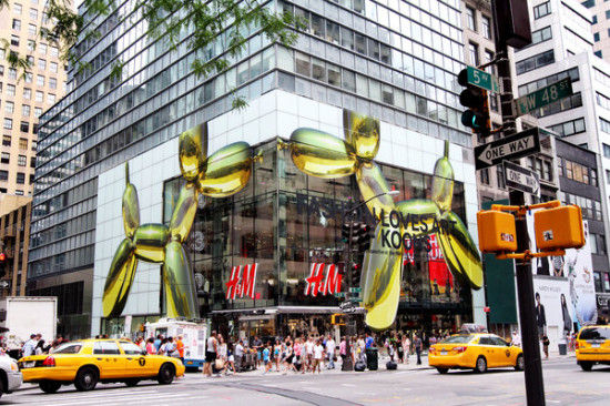 位于第五大道和第48街的H&M的店铺外竖立着杰夫?昆斯的气球狗雕塑。TinaFineberg for The New York Times