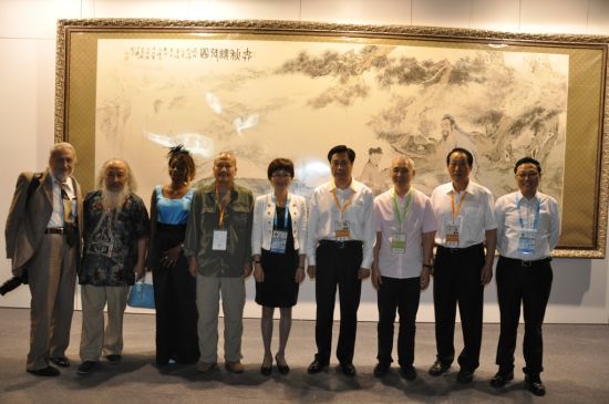 策展人白十源先生与参展艺术家、中国文化部副部长董伟、中国对外文化交流协会常务副会长董俊新、南京市委常委徐宁等在范曾巨幅作品《弈秋课徒图》前合影