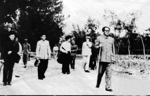 图③：1951年，毛泽东在北京郊区散步。