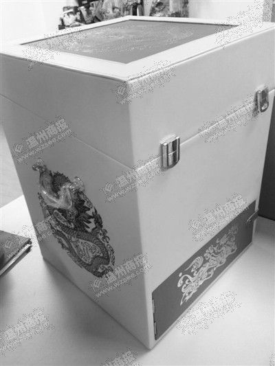 玉玺、包装盒及证书制作精美。