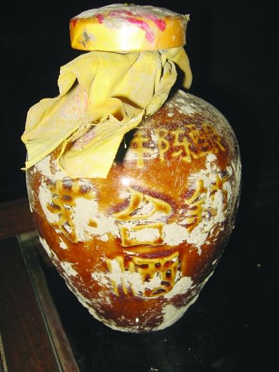 南京市民在土里挖到一瓶茅台酒(图)