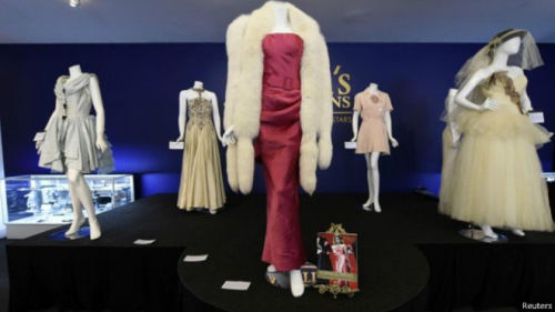 加州举行慈善拍卖：麦当娜衣物售出百万美元