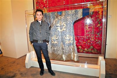 张信哲称自己的收藏最早源于在外曾祖母遗物中发现了大量精美织绣。