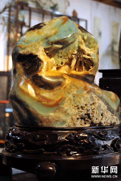 记者在贵州省安顺市宗福奇石馆拍摄的一块晴隆的玉石。