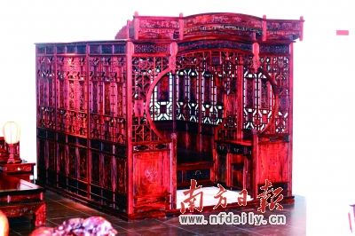 状元坊展出的精品，每一道工艺都是精雕细琢下的产物。