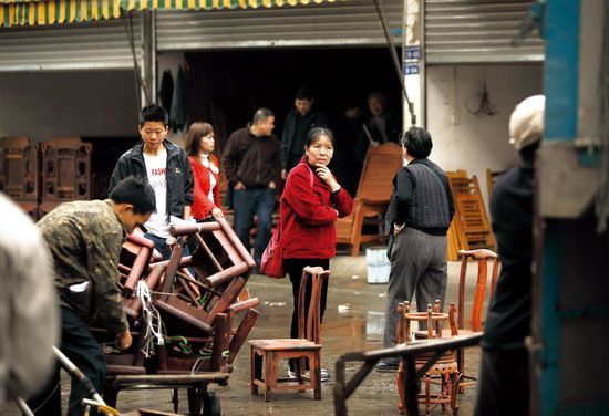 中越边境红木初级市场：选材差异造成价格悬殊