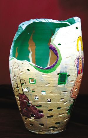 “彩陶坊”制作的彩陶作品《残瓶》。