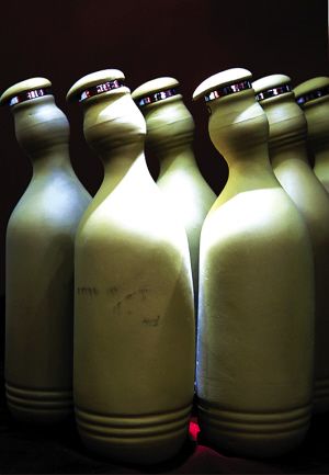 以仰韶文化为原型的酒瓶在舞蹈。