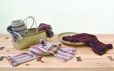 运用珞巴族传统编织技艺制作的围巾