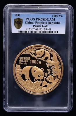 第一件藏品1991年熊猫12盎司精制金币一枚（实铸量：101枚、PCGS PR68），面值1000元，直径70毫米，背面图案为母子熊猫图，由上海造币厂铸造。熊猫系列金银币是我国金银币发行的第一大系列，而大规格的熊猫金币，由于制作工艺及构图繁复等原因，其实铸量往往非常稀少，因此溢价空间也更高。本期金币便是如此，原定发行量400枚，而实铸量仅101枚，市场上也是难得一见它的身影，堪称老精稀中的精品币种。久候此币的藏友，千万不容错过！