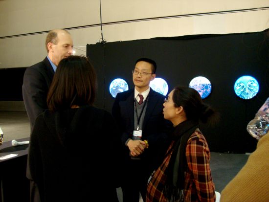 53美术馆馆长李琼波与艺博会总监Kim Martindale、中国项目负责人陈伟梅在交谈。摄影：林悦其