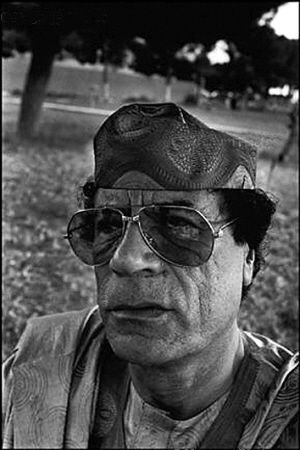 2002年，执政20余年的卡扎菲在自家院子里，60岁的他脸上充满了乖戾之气。玛格南图片社