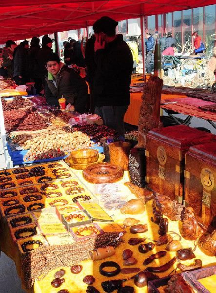 3月10日，在河北青县流河镇附近的红木小件大集，商家售卖各类红木小件。