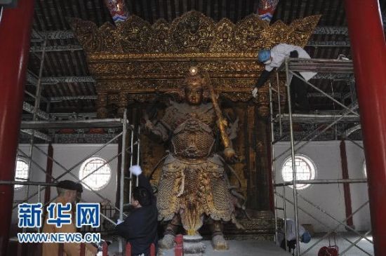 洛阳白马寺维护修整佛像(图)