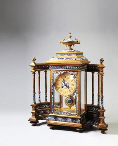 19世纪末珐琅围屏式钟    通高53厘米，宽46厘米，厚17厘米。此钟为单一的报时钟，但因造型独特而具有较强的欣赏性，为瑞士制造。
