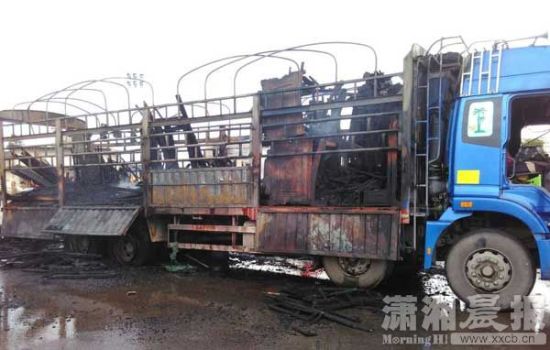 4月25日下午1时左右，一台江西牌照装有价值百万红木家具的货车突然车厢起火。图/潇湘晨报记者陈斌