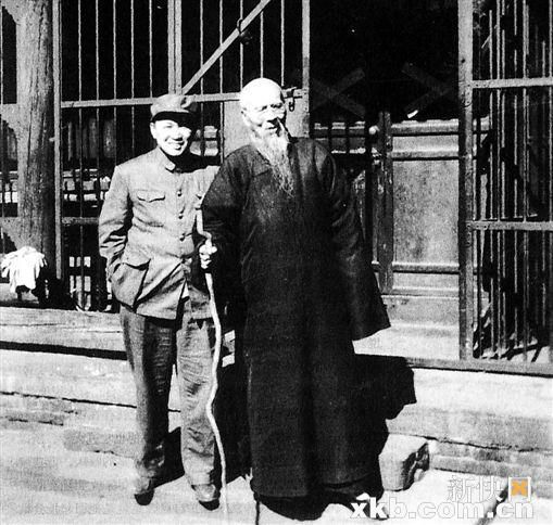 ■1951年，黄苗子拜访齐白石(右)
