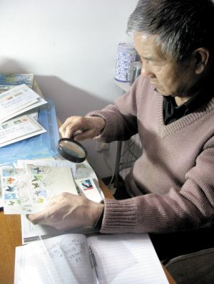 集邮专家支招辨别真假邮票(图)