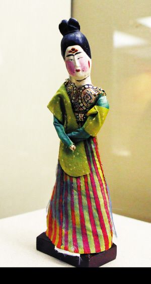 锦衣女俑