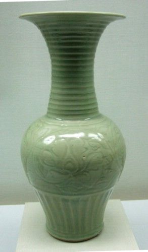 新安海底沉船中元代龙泉窑青瓷阴刻牡丹纹大花瓶