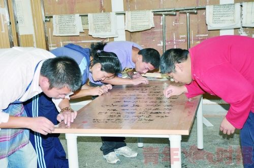 金陵科技学院学生在练习修复古籍