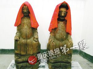 被警方追回的木雕镀金像 重庆晚报记者 史宗伟 摄