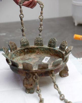 看文物医生巧手修复历史珍品(图)