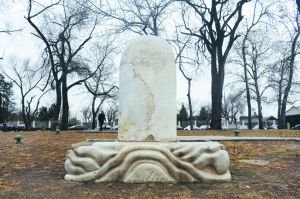 图书馆主馆广场东边的花园里有块古碑，有说法称它来自圆明园。