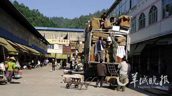 与珠三角红木家具厂家悄然离场形成鲜明对比的是，北方的红木炒家南下扫货