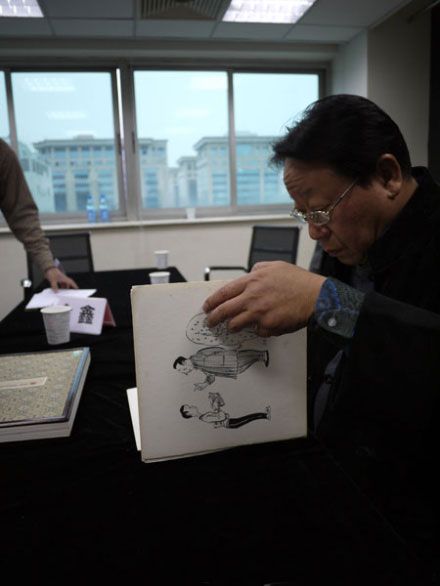 鉴定专家金鑫老师在鉴定书画(图)