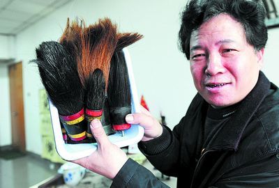 杨跃进在展示其多种型号的毛笔头。